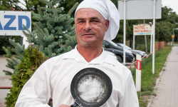 Człowiek z patelnią na krajowej ósemce