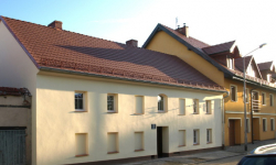 Odnowiono dachy i elewacje kamienic 