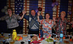 Dziadkowie ruszają na parkiet w rytmie zespołu Arkadia