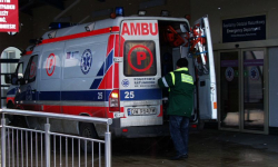 Pod Małuszowem terenówka wypadła z drogi i dachowała. Jedna osoba w szpitalu