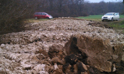 Odpady porzucone w lesie 