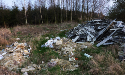 Eternit zalega pod lasem w Chomiąży