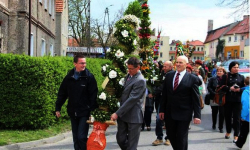 Pochód z palmami w Kostomłotach