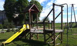 Niebezpieczny plac zabaw. Spróchniałe huśtawki i piaskownica  [Nasze interwencje]