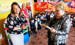 Komputer z programami edukacyjnymi i miśki dla przedszkola