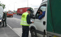 Skrajnie przeładowana ciężarówka z drewnem kominkowym