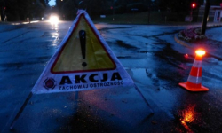 Samochód zawisł na skarpie