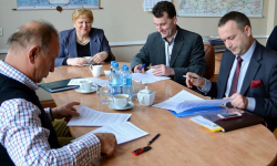 Wyremontują drogę do końca wakacji. W starostwie podpisano umowę