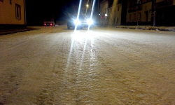 Szklanka na drogach. W rowach wylądowały dwa auta