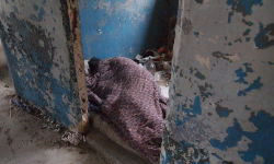 W byłej gminnej spółdzielni koczują bezdomni. Czy właściciel wyburzy hale?