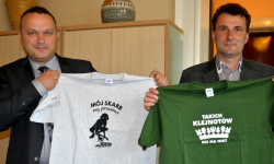 Powiat reklamuje się na koszulkach i w folderze