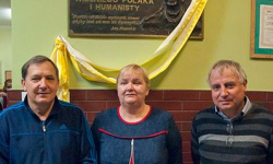 - Nie jest trudniej, jest inaczej - mówi uhonorowana medalem nauczycielka fizyki