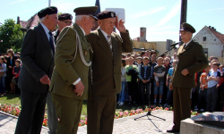 Bieg, wieczornica i składanie kwiatów 