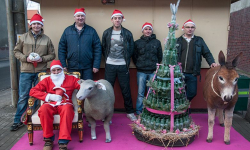 Butelkowa choinka znów stanęła w Lutyni. Była też policja