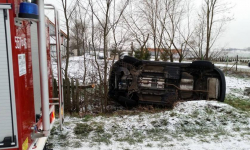 Rano w Rakoszycach samochód wpadł do rowu