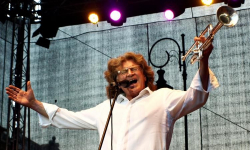 Na scenie Wodecki, a przed nią tłum