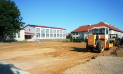 W Kostomłotach budują nowe boisko