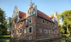 Zamek na wodzie w Wojnowicach walczy o tytuł najpiękniejszego zabytku