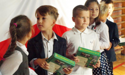 Prezenty dla najmłodszych i minuta ciszy w szkole w Szczepanowie