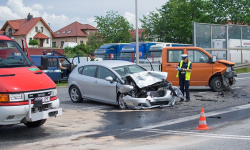 Kolizja ciężarówki z osobówką na skrzyżowaniu