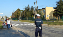 Kontrole policji na drodze do szkoły. Zatrzymano pijanego kierowcę