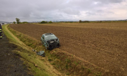 Osobówka dachowała niedaleko stacji paliw w Wichrowie. 3 osoby zostały poszkodowane