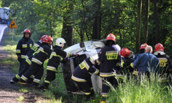 W Gozdawie dachował samochód. Na miejscu działały trzy zastępy straży pożarnej