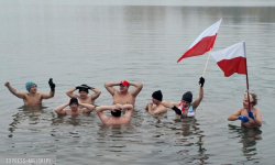 Ujazdowskie Morsy rozpoczęły sezon i upamiętnili Święto Niepodległości