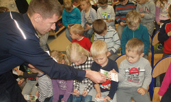 Kolejne spotkania policjantów z dziećmi o zachowaniu w czasie ataków terrorystycznych