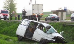 W Osieku bus wypadł z drogi. Dwóch pasażerów zostało rannych