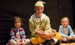 Mikołaj z Elfami na scenie średzkiego domu kultury