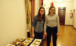 Młodzi radni sprzedali ciasta by pomóc dzieciom 