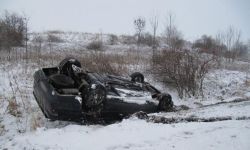 Przed Rakoszycami dachował samochód. Kierująca kobieta została ranna