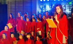 Jasełka, występ chóru i wiele ozdób świątecznych. Jarmark w Miękini