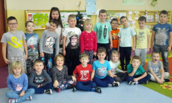 Według maluchów Mikołaj ma przebranych za niego pomocników