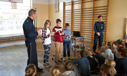 Spotkanie policjantów z uczniami w Kostomłotach o atakach terrorystycznych
