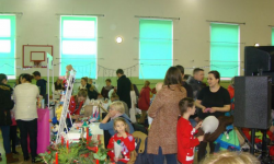 Tłumy na bożonarodzeniowym kiermaszu w Lutyni