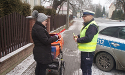 Akcja średzkich policjantów. Rozdawali przechodniom odblaski