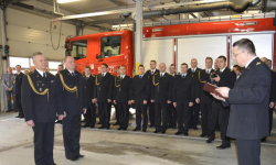 Zakończyli 30-letnią służbę w straży. Otrzymali podziękowania od starosty i kolegów