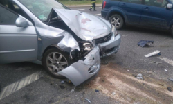 Peugeot najechał na tył Mitsubishi na krajowej 94. Kierowcę ukarano mandatem