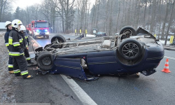 Osobówka dachowała koło Proszkowa. Straty oszacowano na 8 tys. złotych