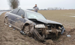 Za Cesarzowicami dachowała osobówka. Poszkodowanych zabrał śmigłowiec LPR