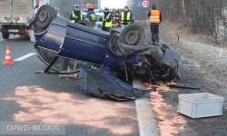 Volkswagen dachował koło Wilczkowa. Kierowcę zabrał śmigłowiec LPR