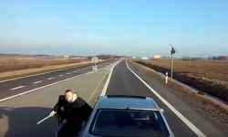 Zajeżdżał drogę, aż w końcu ją zablokował. Mężczyzna zaatakował kierowcę tira rurą PCV