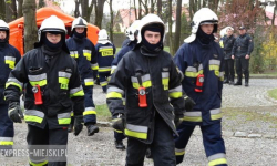 Z budynku ewakuowano 15 osób. Dwie kilkuletnie dziewczynki zostały poszkodowane