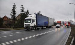 Wypadek na wysokości Proszkowa. Ciężarówka zderzyła się z osobówką