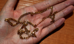 Okradł z biżuterii partnerkę swojego znajomego. Zatrzymali go policjanci