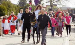 Procesja ulicami Malczyc i wielkanocny jarmark