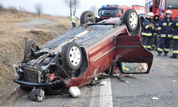 Osobówka dachowała koło Rakoszyc. Poszkodowana została pasażerka