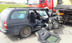 Osobówka wjechała w tył ciężarówki. Dwie osoby przewieziono do szpitala